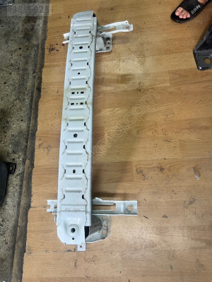 Ford courier ön tampon demiri
