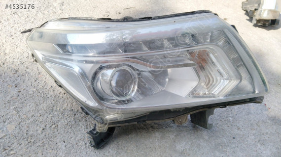 NISSAN NAVARA SAĞ FAR ÇEVİK OTO ÇIKMA