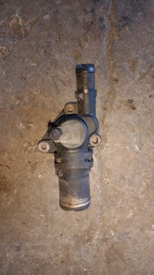 Renault Twingo 1.2 8v termostat gövde plastik tip