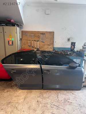 Volkswagen Jetta Sağ Ön Ve Arka Kapı