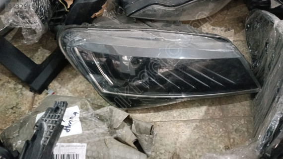 Skoda Superb Sağ Ön Çıkma Far - Oto Yedek Parça