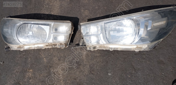 Toyota Hilux sağ ön far