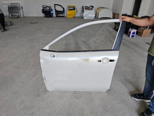 TOYOTA COROLLA CROSS BEYAZ SOL ÖN KAPI ORJINAL LOKALLIK