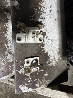 Uno kapı menteşesi