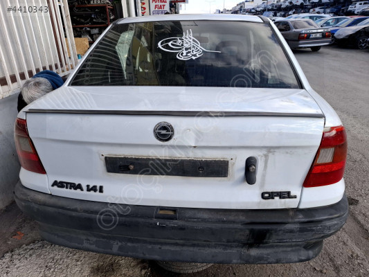 ÖZMEN OPEL ASTRA F SEDAN ÇIKMA ARKA BAGAJ CAMI CAM