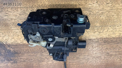 VOLKSWAGEN PASSAT B5 SAĞ ARKA KAPI KİLİDİ 3B4839016