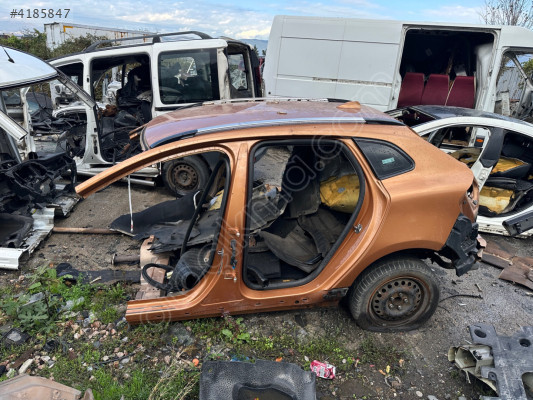 VOLVO V40 TAVAN ARKA HATASIZ BOYASIZ ORJİNAL ÇIKMA