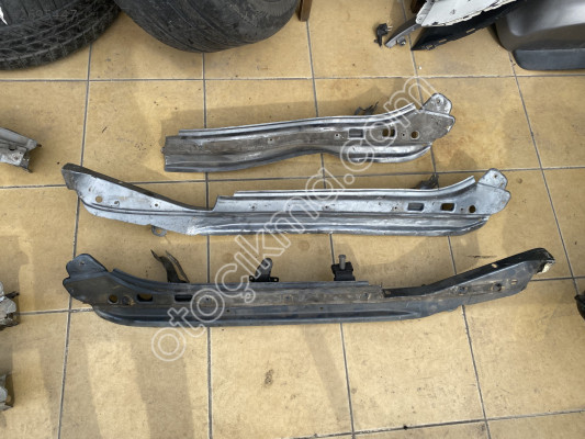 VW TOUAREG  ÖN ÇAMURLUK BRAKETİ TÜFEK SACI 7L6805176D