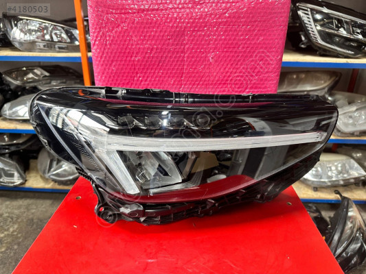 VOLVO XC 40 ORJINAL ÇIKMA SAĞ FAR b