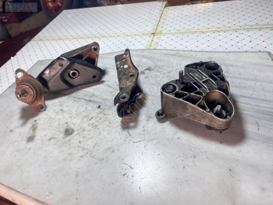 MEGANE 1 98 Model 2.0 MOTOR TAKOZU KULAĞI ÇIKMA ORJİNAL