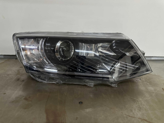 2013 SKODA OCTAVİA SAĞ ÖN FAR