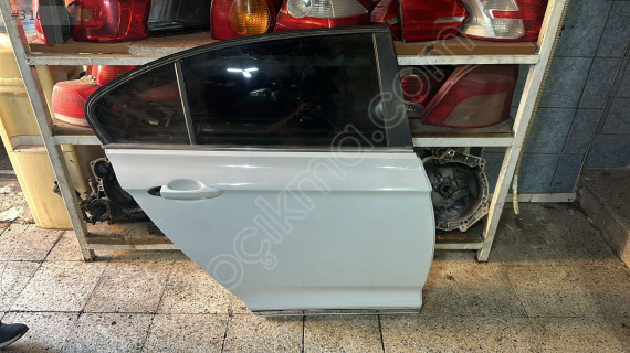 2015-2019 WV PASSAT BEYAZ SAĞ ARKA KAPI ORJ ÇIKMA
