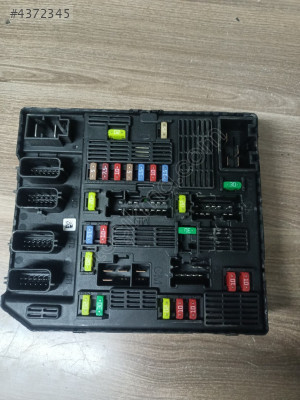 RENAULT MEGANE 3 LAGUNA 3 SCENİC 3 SİGORTA KUTUSU 284B62633R