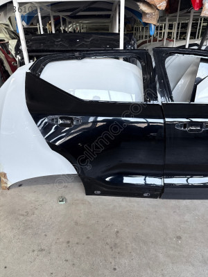 Volvo xc40 sağ ön kapı siyah hatasız boyasız