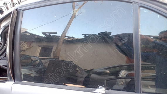 toyota carina sol arka kapı camı