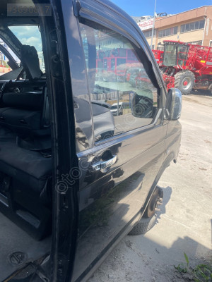 VOLKSWAGEN CARAVELLE T5 DOLU SİYAH SAĞ ÖN KAPI