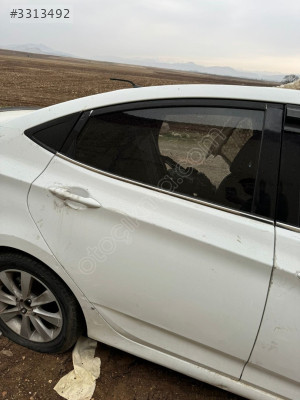 Hyundai accent blue arka sağ kapı beyaz