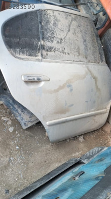 98 Model Nissan Primera İçin Sağ Arka Kapı Çıkma Parçası