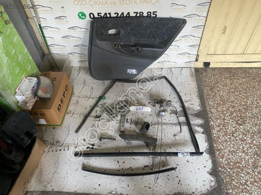 MAZDA 323 SAĞ ARKA KAPI CAM KRİKOSU 1998-2000 MODEL ORJİNAL