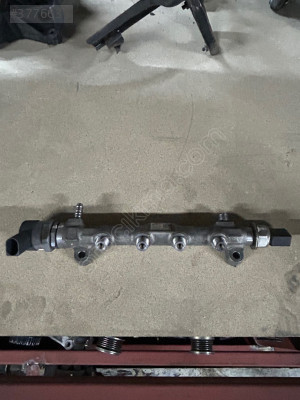 04L089B 057130764AB PASSAT B8 1.6 TDİ DCX YAKIT RAİL BORUSU