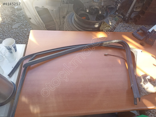 Ford Focus 2 Sağ Ön Kapı Cam Fitili Ve Kaplama