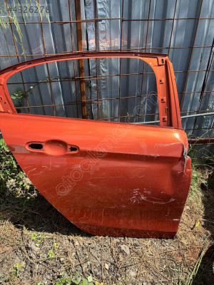 FİAT EGEA CROSS SAĞ ARKA KAPI ÇIKMA ORJİNAL TURUNCU