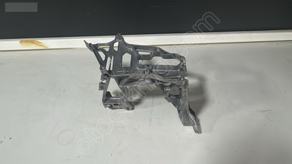 MERCEDES C SERİ W205 SAĞ PANEL AYAĞI 2056221600