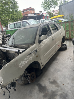 WV POLO 2000 MODEL BEYAZ SOL ÖN ÇAMURLUK