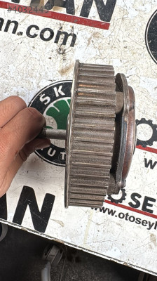 55567048 opel astra j 1.6 benzinli eksantrik mili egzoz kasnağı