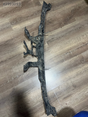 Mercedes w212 arka tampon orta braketi