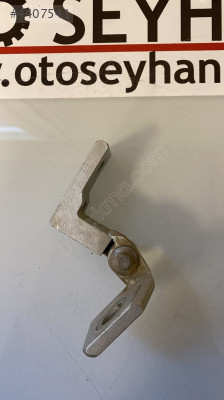 13181938 Opel Corsa D sağ arka kapı üst menteşesi