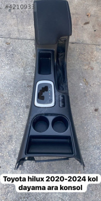 TOYOTA HİLUX 2020-2024 KOL DAYAMA ARA KONSOL           (XS811S25)