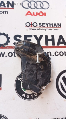 U20-14120 Toyota Yaris 2015 sol arka kapı kilit