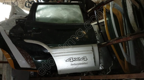 Nissan Terrano sağ arka kapı