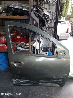 Dacia Duster eski model sağ ön kapı 50€