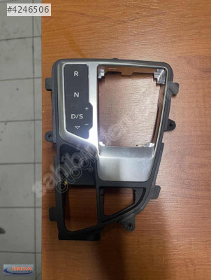 AUDİ A4 VİTES TOPUZU ÇERÇEVESİ 8W1713111C