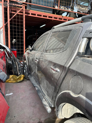 Mitsubishi L200 sol ön kapı