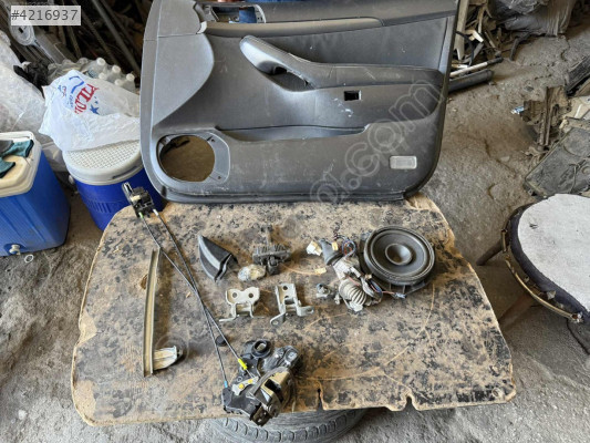 2005 avensis sağ ön kapı kilidi