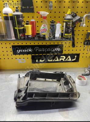 BMW E39 HAVA FİLTRE KUTUSU KAPAGI 64318379624