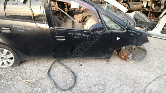 MITSUBISHI COLT SAĞ ÖN KAPI ÇIKMA ORJİNAL
