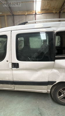 Peugeot partner sol sürgülü kapı hasarlı