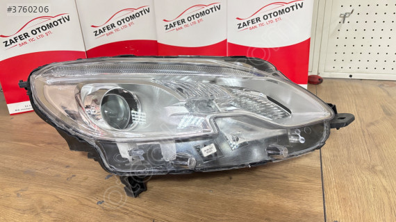 Peugeot 2008 sağ far 9815403080