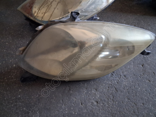 Toyota  Yaris  Sol Ön  Far