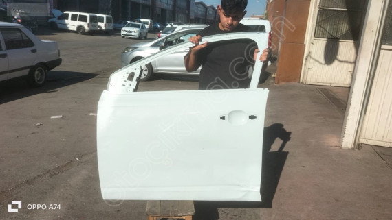 RENAULT TALİANT BEYAZ SOL ÖN KAPI ORJİNAL GÖÇÜKLÜK.