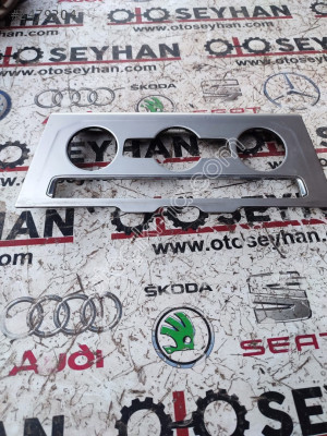 3G0857136A Passat B8 klima kontrol paneli çevresi