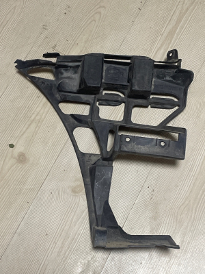 BMW E46 SAĞ ARKA TAMPON BRAKETİ