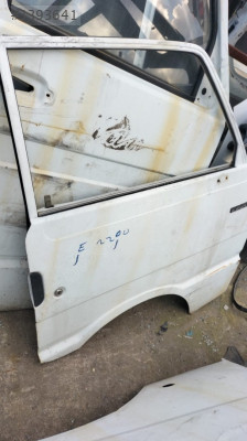 Mazda E2200 kapıları