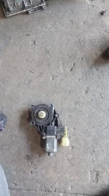 Ford Fiesta 2009_2015 sağ ön cam kaldırma motoru çıkma