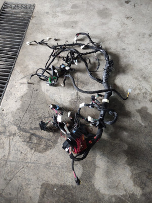 240181628V Megan 4 göğüs tessat