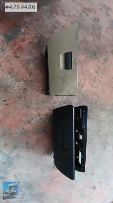 turkuaz bmw e90 torpido çekmecesi orjinal siyah ve krem renk var